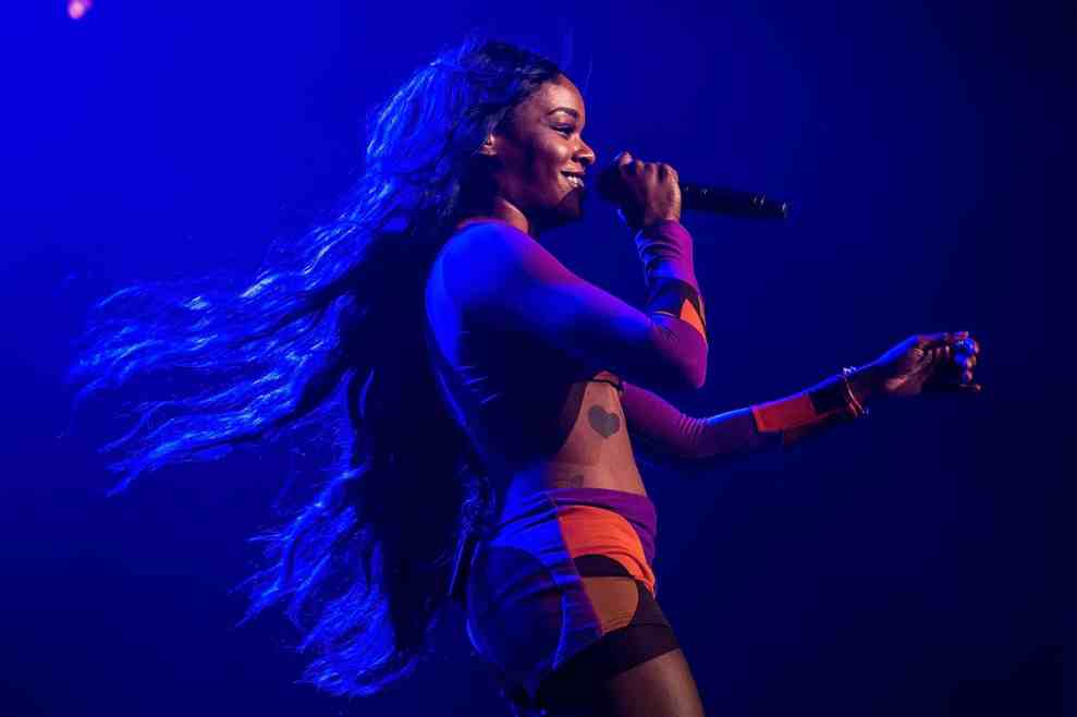Azealia Banks performing