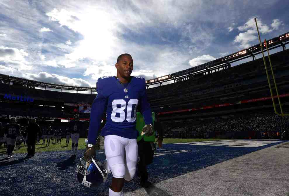 Victor Cruz in #80 Giants Jersey walking off field