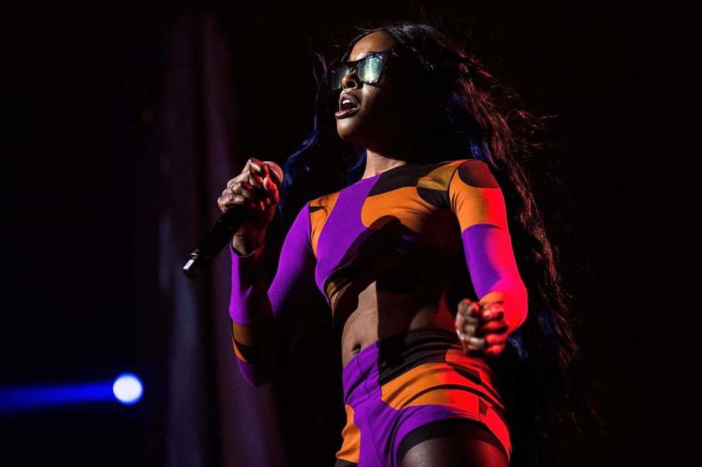 Azealia Banks performing