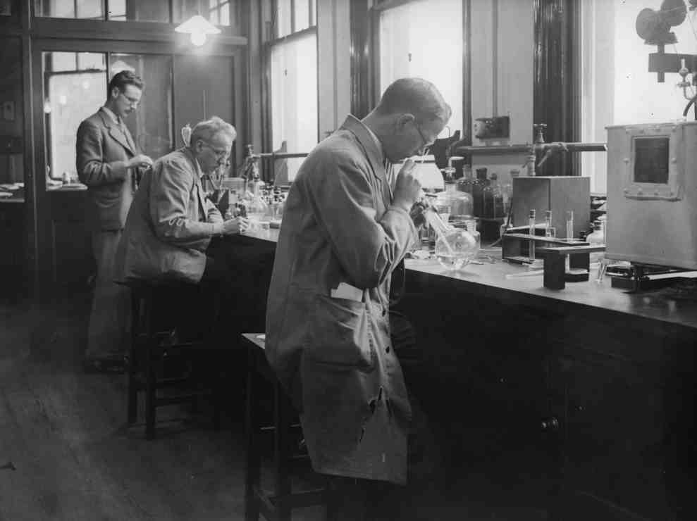 1935: Students conducting a chemistry experiment