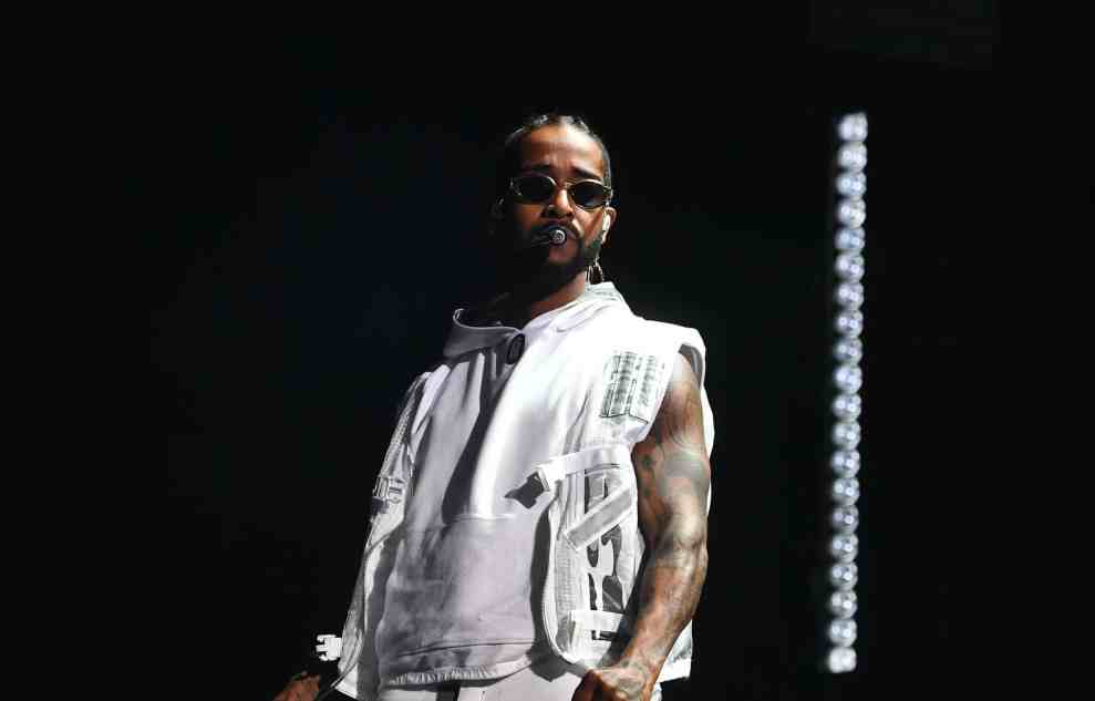 Omarion wearing white on stage