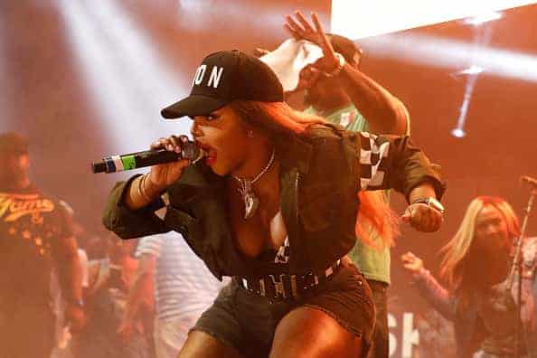Lil kim  performs