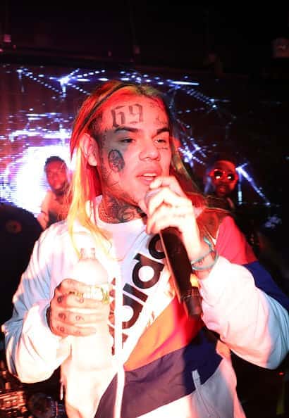 6ix9ine performing