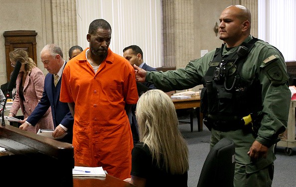 Singer R. Kelly turns to leave after appearing at a hearing at the Leighton Criminal Courthouse on September 17