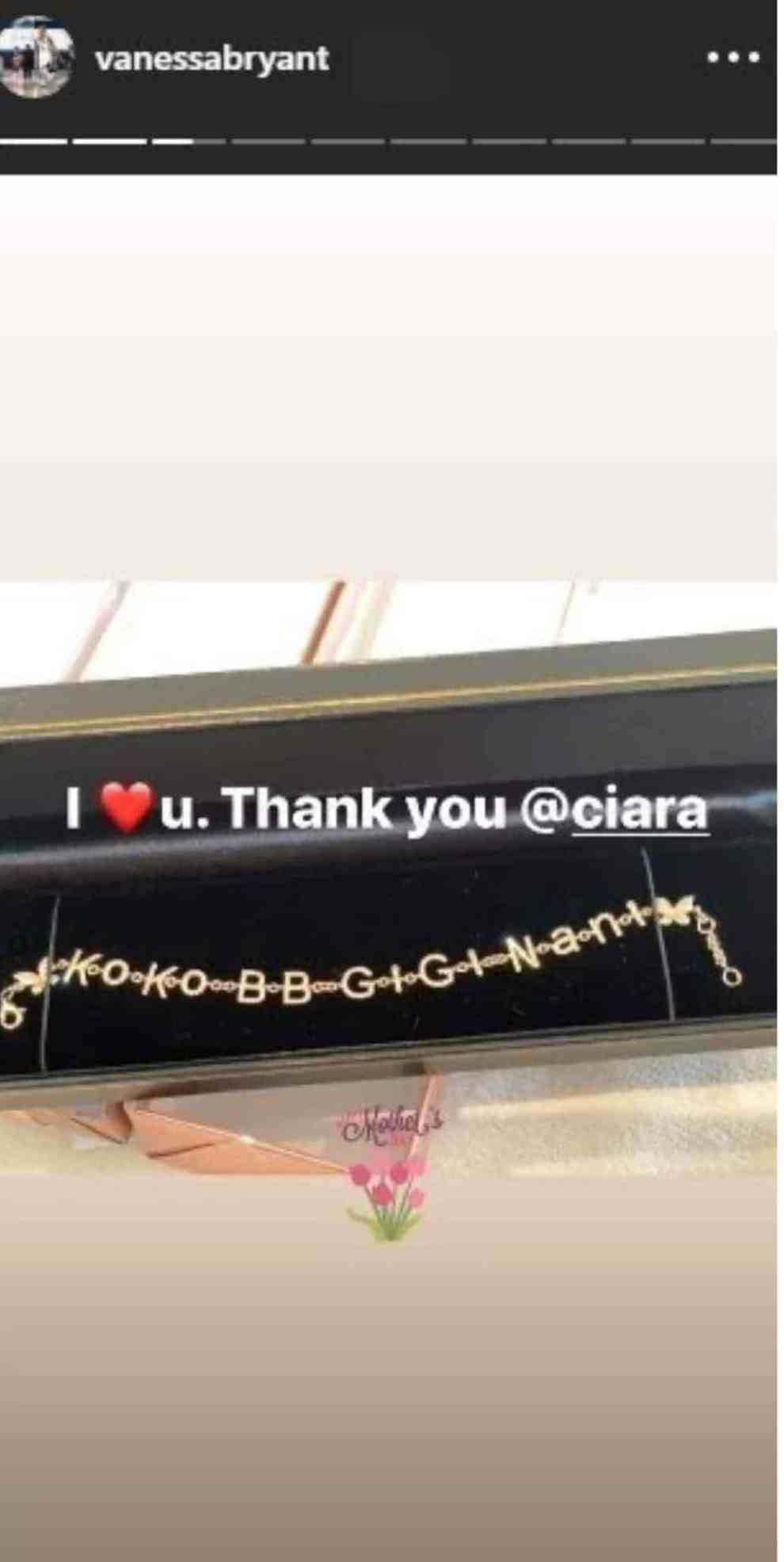 Ciara and Vanessa Bryant|Gold bracelet