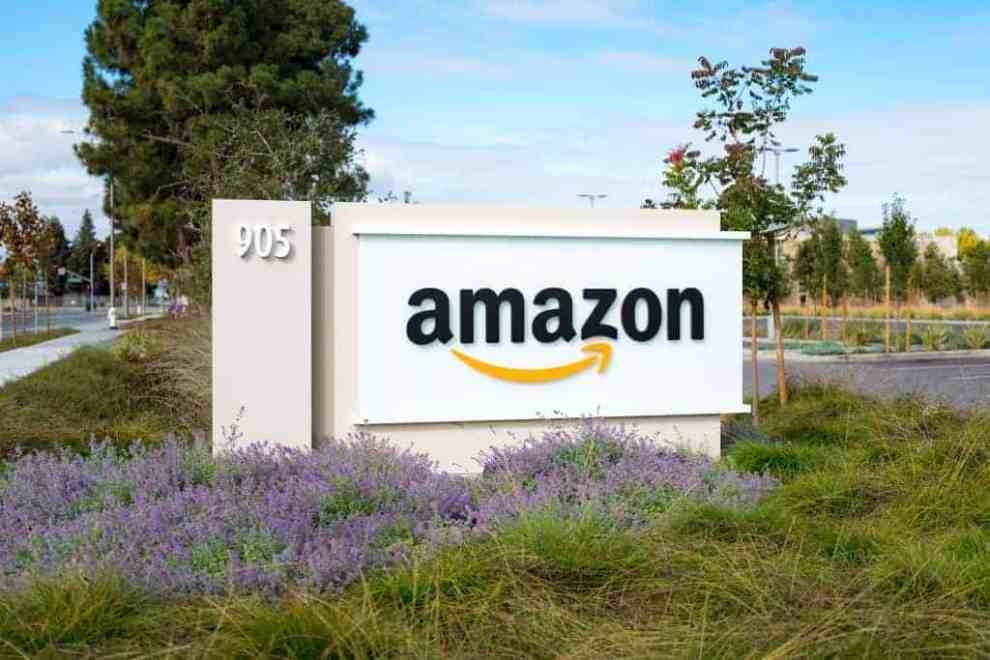 Amazon sign with black letters and yellow smile going from a to z i