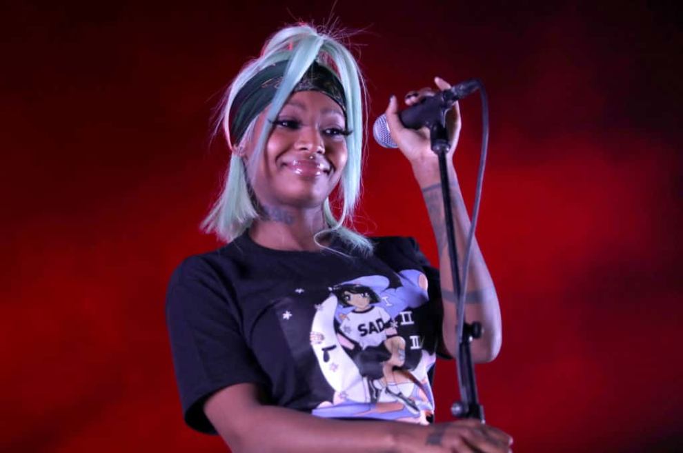 Summer Walker on stage with Blonde hair