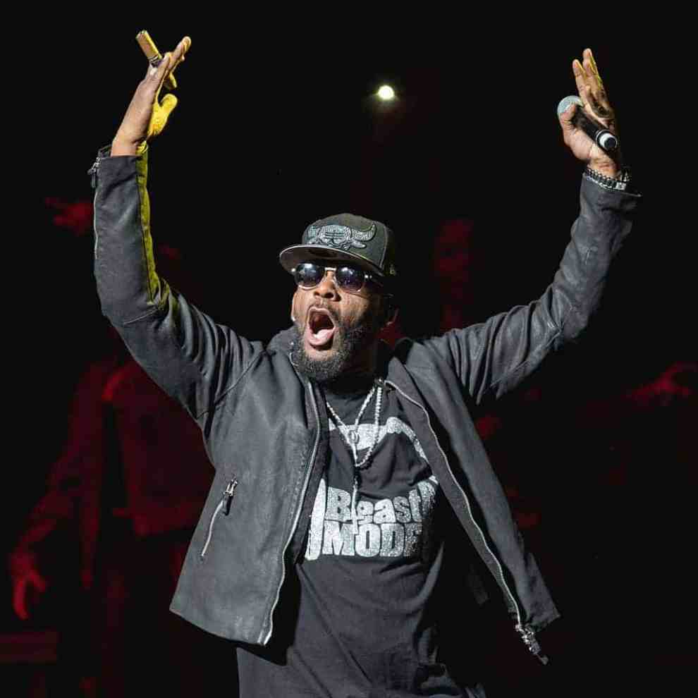 R kelly perfomring on stage