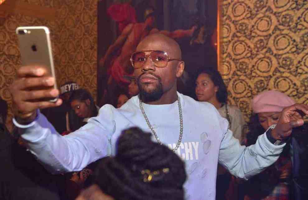 floyd mayweather taking a selfie on his phone