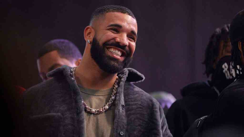 Drake Teases New Album And Tour During Apollo Show