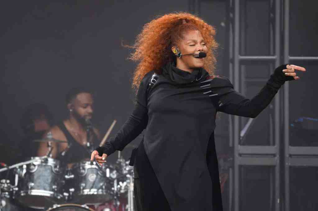 Janet Jackson’s Concert Gets Freaky On Stage, Tongues Down Her Backup Dancer 