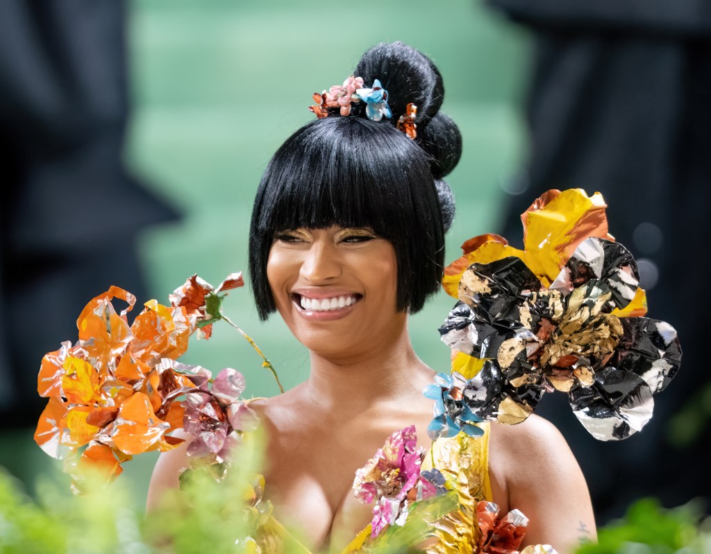 Nicki Minaj Gets Into With Paris Paparazzi