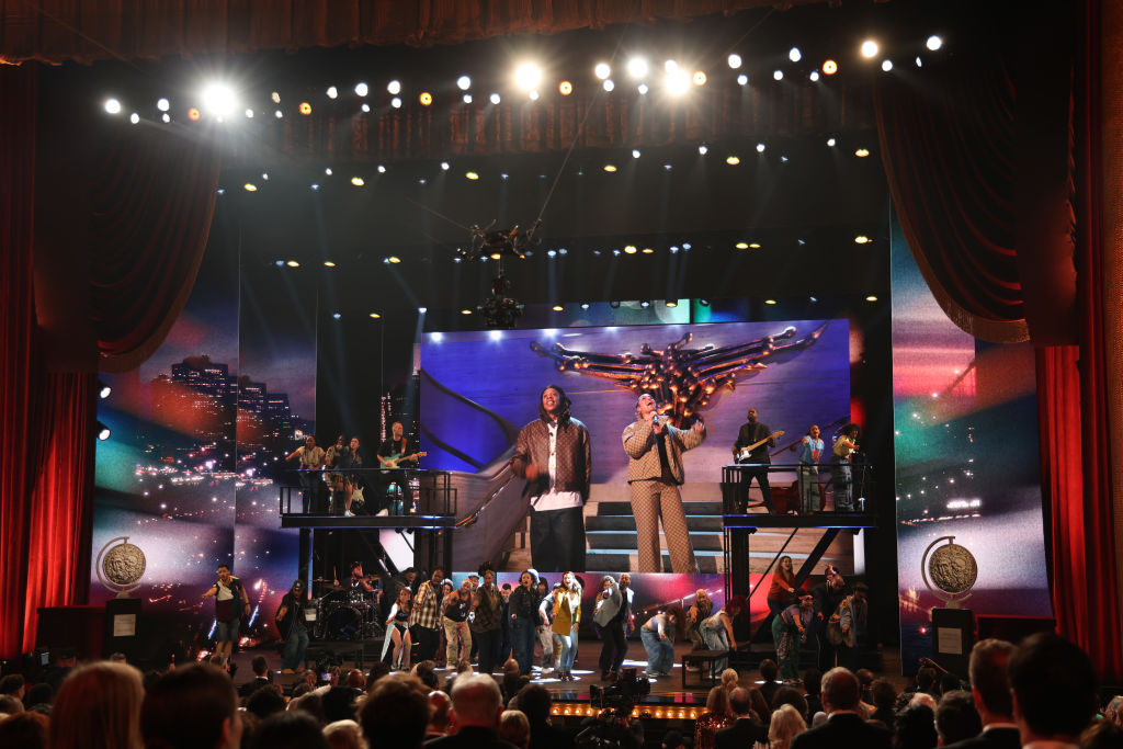 Jay-Z & Alicia Keys Perform “Empire State of Mind” At Tonys