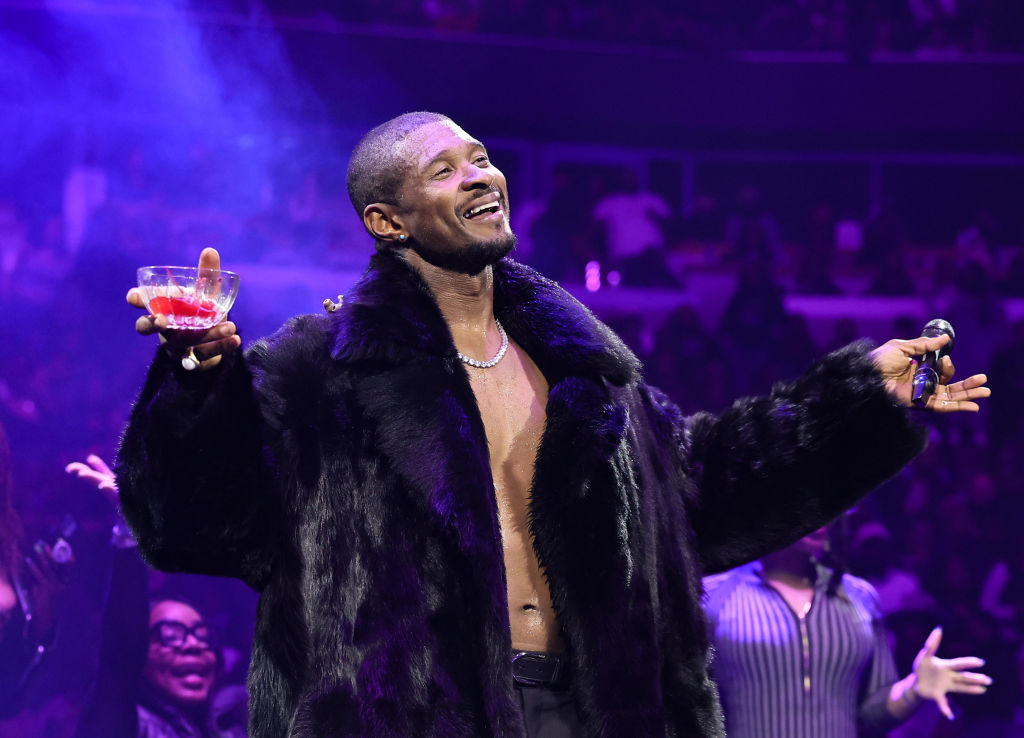 Usher’s Bodyguard Caught W/ Twisted Expression During Show