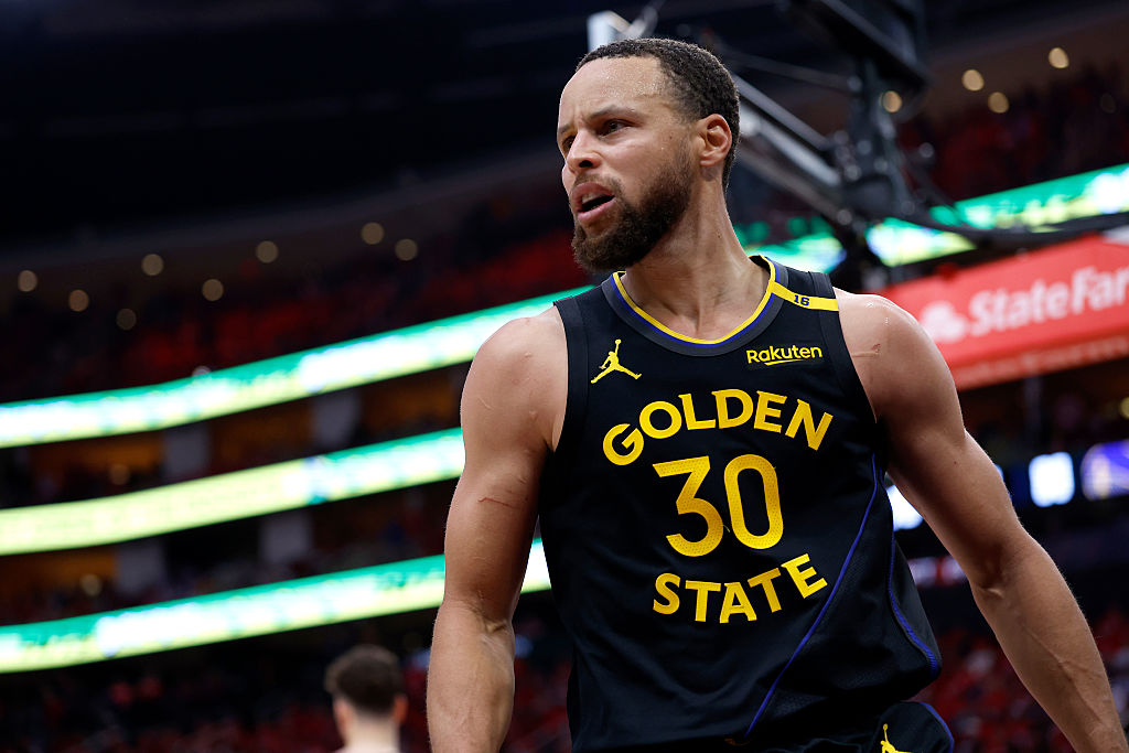 Stephen Curry To Miss At Least A Week With Hamstring Injury