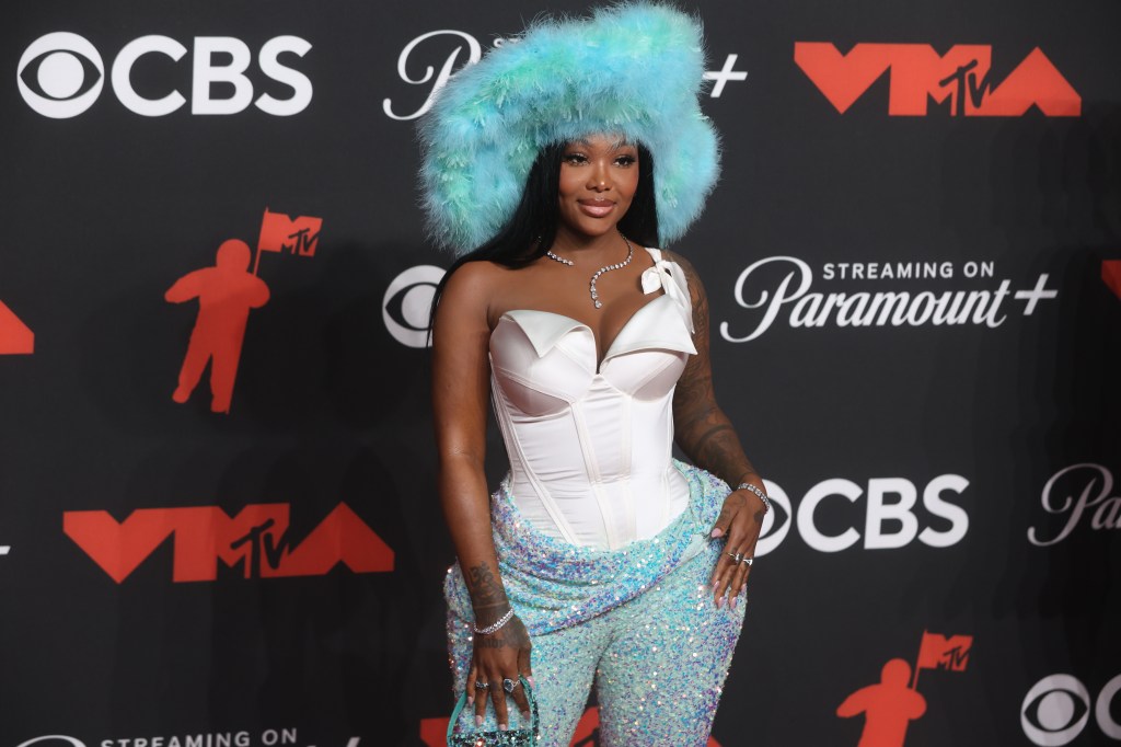 Drake Accused Of Pursuing Summer Walker After Private Confession